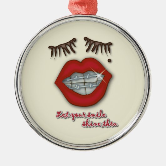 Glänzende Klammern, rote Lippen, Mole und starke Ornament Aus Metall (Vorne)