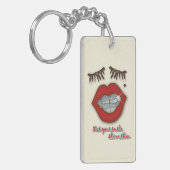 Glänzende Klammern, rote Lippen, Mole und starke Schlüsselanhänger (Vorderseite links)