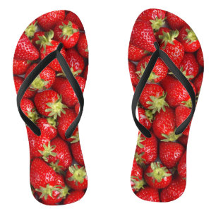 Glänzende rote Erdbeeren Badesandalen