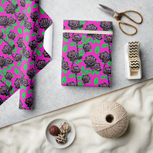 Glänzende schwarze Rosen auf einem heißen rosa Hin Geschenkpapier