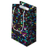 glänzende Sterne auf schwarz Kleine Geschenktüte (Rückseite Schrägansicht)