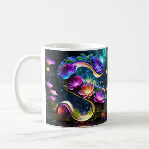 Glänzender floraler Buchstabe S Kaffeetasse