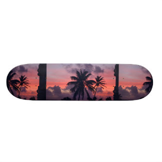 Glänzender tropischer Sonnenuntergang Skateboard