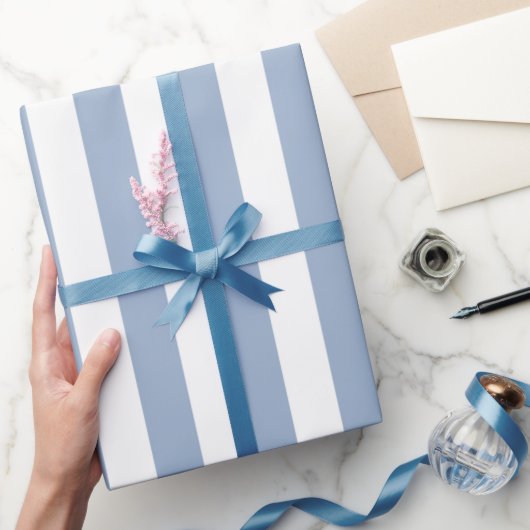 Glänzendes Geschenkpapier Blau-Weiß gestreift (Schenken)