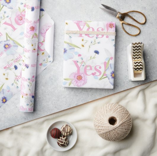 Glänzendes Geschenkpapier Floral Sie hat Ja gesagt (Kunsthandwerk)