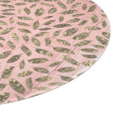Glanzgoldene Blätter auf rosa Holz Schneidebrett (Ecke)