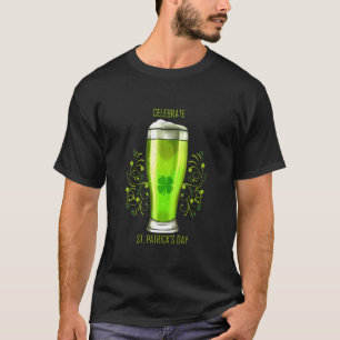 Glas grünes Bier zum St. Patricks Day T-Shirt