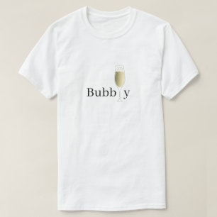 Glas mit Bubbly Champagner, minimalistisch weiß T-Shirt