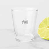 Glas mit dem darauf geschriebenen Wort Liebe (Rückseite)