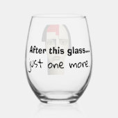 Glas mit humortischem Wein (Vorderseite)