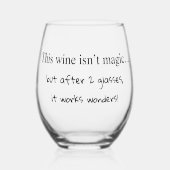 Glas mit humortischem Wein (Vorderseite)