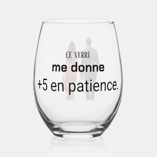 Glas mit humortischem Wein (Vorderseite)