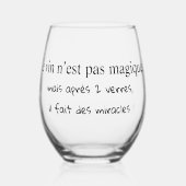 Glas mit humortischem Wein (Vorderseite)