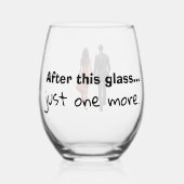 Glas mit humortischem Wein (Vorderseite)