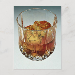Glas mit Scotch und Eiswürfeln gefüllt Postkarte