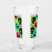 Glas mit Totenkopfmuster (Links)