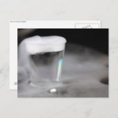 Glas mit Wasser und Trockeneis Postkarte (Vorne/Hinten)