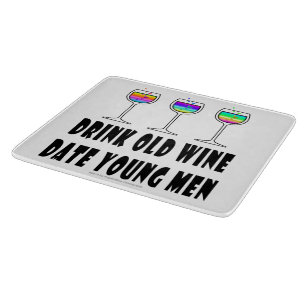 GLAS SCHNEIDBRETT TRINKE ALTEN WEIN, DATIERE JUNGE SCHNEIDEBRETT