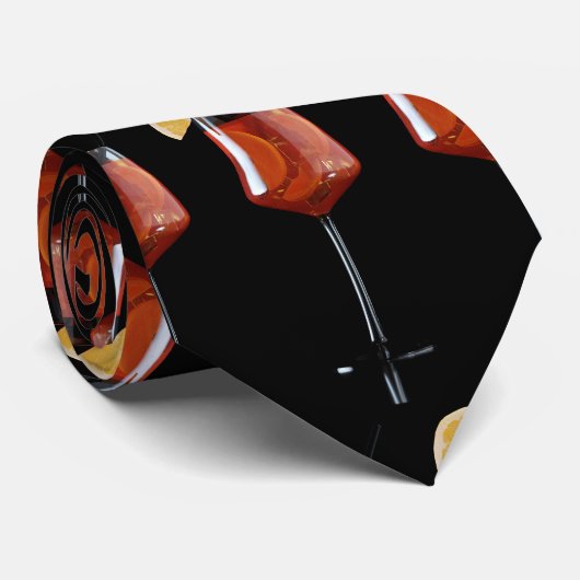 Glas von Spritz Cocktail auf schwarzen Spaß Krawatte (Gerollt)