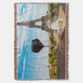 Glas Wein mit Brikenkäse auf dem Eiffelturm Decke (Vorderseite Vertikal)