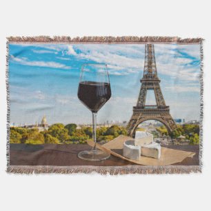 Glas Wein mit Brikenkäse auf dem Eiffelturm Decke