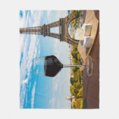 Glas Wein mit Brikenkäse auf dem Eiffelturm Fleecedecke (Vorderseite)