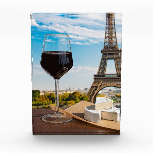 Glas Wein mit Brikenkäse auf dem Eiffelturm Fotoblock (Vorderseite)