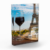 Glas Wein mit Brikenkäse auf dem Eiffelturm Fotoblock (Links)