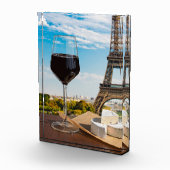 Glas Wein mit Brikenkäse auf dem Eiffelturm Fotoblock (Rechts)