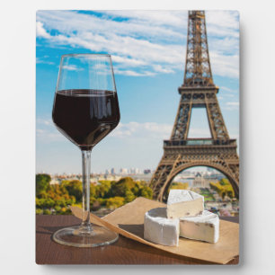 Glas Wein mit Brikenkäse auf dem Eiffelturm Fotoplatte