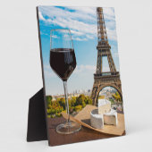 Glas Wein mit Brikenkäse auf dem Eiffelturm Fotoplatte (Seite)