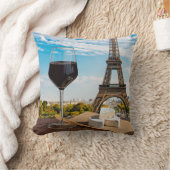 Glas Wein mit Brikenkäse auf dem Eiffelturm Kissen (Decke)