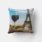 Glas Wein mit Brikenkäse auf dem Eiffelturm Kissen (Rückseite)