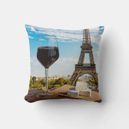 Glas Wein mit Brikenkäse auf dem Eiffelturm Kissen