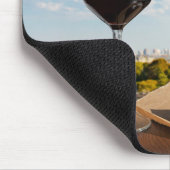 Glas Wein mit Brikenkäse auf dem Eiffelturm Mousepad (Ecke)