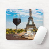 Glas Wein mit Brikenkäse auf dem Eiffelturm Mousepad (Mit Mouse)