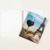 Glas Wein mit Brikenkäse auf dem Eiffelturm Planer (Anzeige)