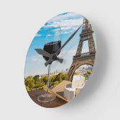 Glas Wein mit Brikenkäse auf dem Eiffelturm Runde Wanduhr (Winkel)