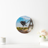 Glas Wein mit Brikenkäse auf dem Eiffelturm Runde Wanduhr (Zuhause)