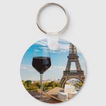 Glas Wein mit Brikenkäse auf dem Eiffelturm