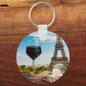 Glas Wein mit Brikenkäse auf dem Eiffelturm Schlüsselanhänger (Vorderseite)
