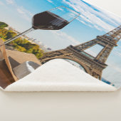 Glas Wein mit Brikenkäse auf dem Eiffelturm Sherpadecke (3/4)