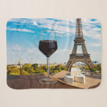 Glas Wein mit Brikenkäse auf dem Eiffelturm