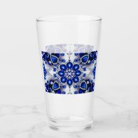 Glasbecher mit blauen weißen Farben