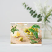 Glasbecher mit grünen Oliven Postkarte (Stehend Vorderseite)