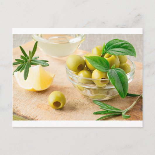 Glasbecher mit grünen Oliven Postkarte (Vorderseite)