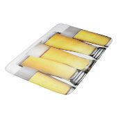 Gläser eiskaltes Bier Badematte (Schrägansicht)