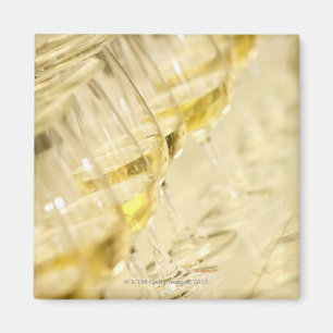 Gläser weißer Wein für Weinprobieren, nahes hoh Magnet