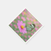 Glasflügelschmetterling auf einer Kosmee Serviette (Ecke)