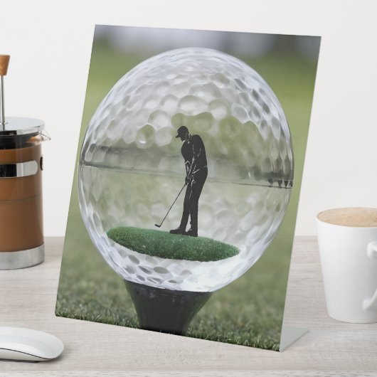 Glasgolfball mit Golf Player innen, Sockelschild (In Situ)